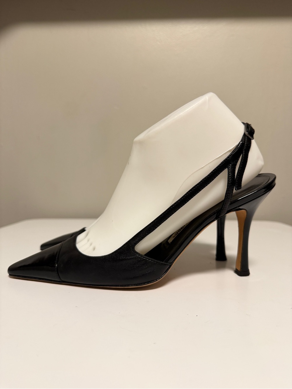 MANOLO BLAHNIK Black Leather Patent Cap Toe Slingback Heels Pumps EU 38.5 US 8.5